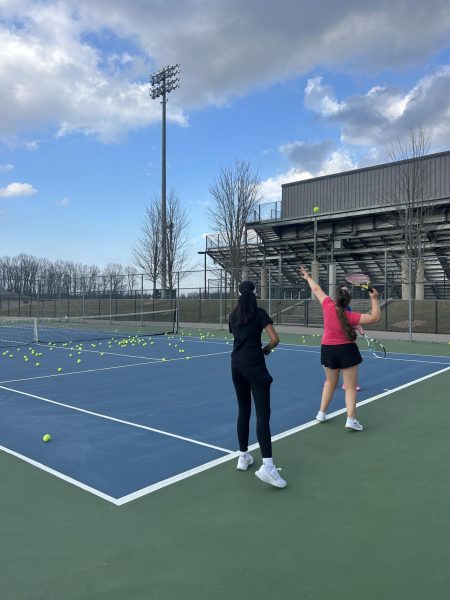 South Lyon East Girls Tennis Prepares for the Season